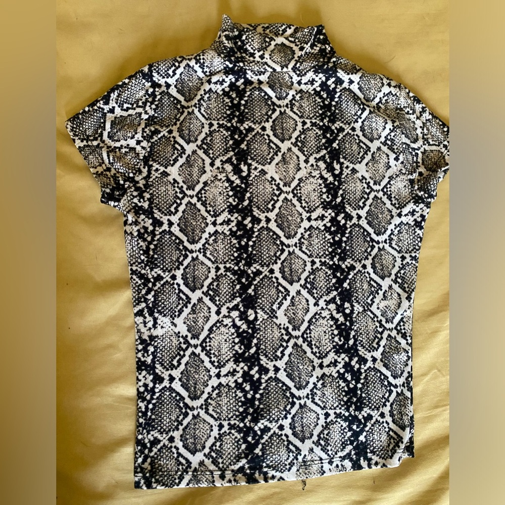 Snake print, short sleeve, turtleneck